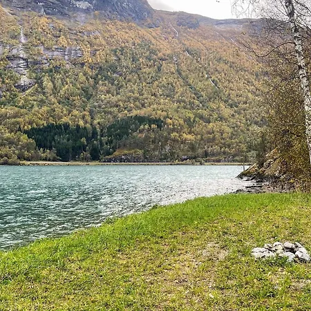 3 Person In Stryn-by Traum
